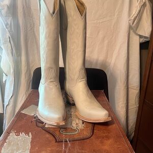 Cavender's Women's White with Tonal Embroidery Snip Toe Cowboy Boots 8 1/2